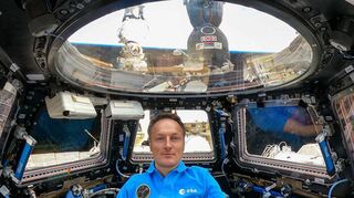 Der deutsche Astronaut Matthias Maurer bei seinem Aufenthalt auf der ISS. Er kommt jetzt nach Speyer.
