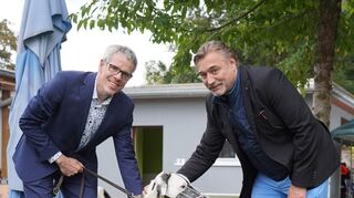 Landrat Christian Engelhardt (l.) und René Gutperle vom Rotary-Club Viernheim besuchen das Tierheim.