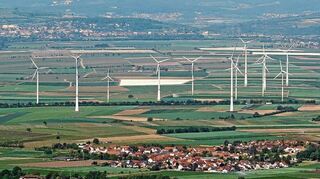 Bei Großniedesheim in der Vorderpfalz drehen sich die schon mehrere Windräder. Wo in der Metropolregion weitere entstehen dürfen, entscheidet sich bald.