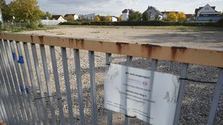 Auf dem Grundstück Industriestraße 40 soll eine weitere Flüchtlingsunterkunft errichtet werden. Der Grünstreifen im Hintergrund bleibt laut Stadt erhalten.