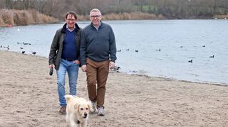 Thorsten Riehle (r.) mit Ehemann Markus Schwarz-Riehle und Hund Fee im Januar am Rheinauer See, als er seine OB-Kandidatur bekanntgab.
