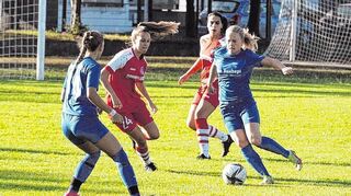 Der TSV Amicitia hofft im Heimspiel gegen St. Leon/Mingolsheim wieder auf Tore von Anna Becker (am Ball).