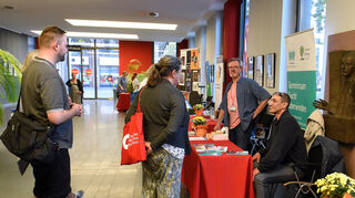 Beim Selbsthilfetag in den Räumen der Abendakademie stellten sich die unterschiedlichsten Gruppen vor, in denen Menschen von den Erfahrungen anderer mit Krankheiten profitieren können.