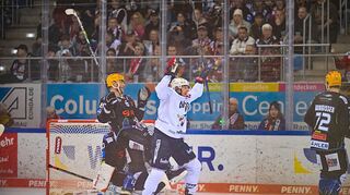 Jubel bei den Adlern beim Spiel in der Penny DEL, Fischtown Pinguins Bremerhaven - Adler Mannheim.

Foto © PIX-Sportfotos *** Foto ist honorarpflichtig! *** Auf Anfrage in hoeherer Qualitaet/Aufloesung. Belegexemplar erbeten. Veroeffentlichung ausschliesslich fuer journalistisch-publizistische Zwecke. For editorial use only.
