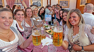Beim Oktoberfest in Mannheim 2023 herrscht ausgelassene Stimmung.