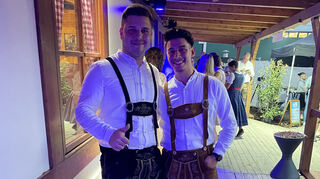 Kai Dickmann (l.) ist mit seinem Freund Giuseppe Nicotra auf dem Oktoberfest in Mannheim.
