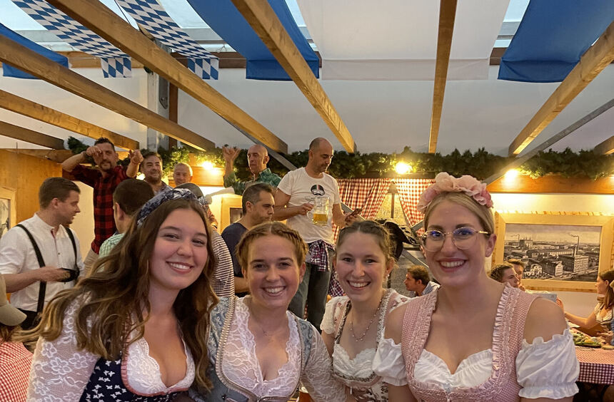 Trachten, Alpenhörner, starke Frauen Mannheimer Oktoberfest gestartet