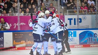 Jubeltraube: Insgesamt viermal durften die Spieler der Adler Mannheim am Freitagabend in Bremerhaven einen Treffer feiern.