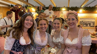 Lea, Laura, Caro und Theresa haben sich für das Oktoberfest jeweils extra ein Dirndl zugelegt.