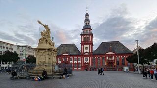 Der Mannheimer Marktplatz um 18.30 Uhr am Samstagabend. Die angekündigte Demo blieb nach dem Verbot der Stadt und der Bestätigung des Verbots durch das Verwaltungsgericht Karlsruhe aus.
