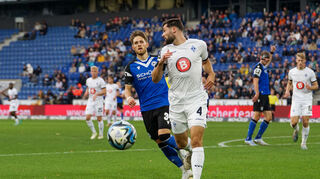 Tim Sechelmann vom SV Waldhof Mannheim im Duell gegen Leandro Putaro (Arminia Bielefeld).