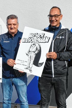 SVW-Jugendleiter Matthias Findeisen (r.) mit Carlo Peduto-Brixner vom Fanclub „Doppelpass“ beim Vereinsfest.