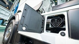 Der Nutzfahrzeughersteller Daimler Truck hat mit dem eActros 600 eine erste Serienversion eines batterieelektrischen Fernverkehrs-Lkw im Programm.