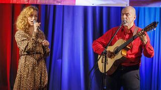 Die Berliner Sängerin Katja Ohde und Gitarrist Kosho aus Mannheim beeindrucken das Publikum als Duo Bar Kody mit Songklassikern.
