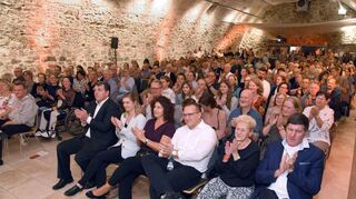 Mehr als 200 Interessierte sind in den Zehntkeller gekommen, darunter Bürgermeister Oeldorf (6. v. l.), Stadträte.