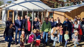 OB Christian Specht (hinten li.) steht bei der Feier vor einer Jurte.
