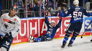 Siegtreffer: Adler-Angreifer Daniel Fischbuch feiert nach einem Sturz auf seinem Hintern sitzend sein Tor zum 2:1 über den ERC Ingolstadt. Teamkollege Tyler Gaudet (r.) kommt zum Gratulieren.