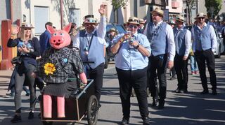 Lebendiges Brauchtum in Heddesheim: An der Spitze des Festumzuges marschiert der Kerweverein mit der Kerwesau.