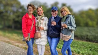 Bei der Weinwanderung in Ilvesheim haben Heike Weiss (v.l.), Christina Spiers, Sabine Münster und Kirsten Schuff sichtlich Spaß.
