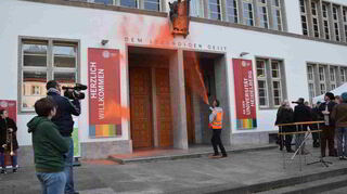 Die Männer beschmierten die Fassade der Universität mit Hilfe von Feuerlöschern.