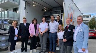 Einen Gerätewagen als Geschenk mitgebracht: Zu den Gratulanten gehörte auch Ludwigshafens Oberbürgermeisterin Jutta Steinruck (3.v.l.).