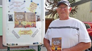 Der Bürstädter Dieter Hornung hat als Rentner mit dem Schreiben angefangen und nun sein viertes Buch herausgebracht. Vor seinem Haus wirbt er dafür im Schaukasten.