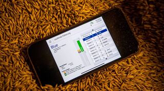 Ein Smartphone mit einem Programm, das die Fütterungsanlage für jedes Pferd individuell steuern kann.