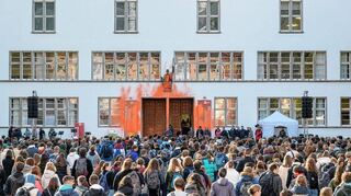 „Dem lebendigen Geist“ steht über der Tür der Universität. Nach dem Farbanschlag ist diese Widmung nicht mehr deutlich lesbar.
