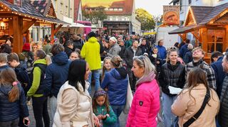 Großer Andrang bei der Feudenheimer Kerwe entlang der Hauptstraße.