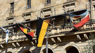 Das Bild zeigt die Beflaggung am Mannheimer Rathaus am Montag dieser Woche – aktuell hängt dort auch eine Israel-Flagge (l.).