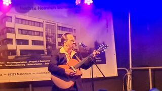Gringo Mayer nutzte die Zeit zwischen den Songs, um munter vor sich hin zu lästern, zum Beispiel über seine Heimatstadt Ludwigshafen.