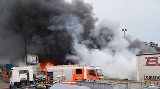 Der Recyclinghof AVR in Wiesloch stand am Dienstgamorgen in Flammen.