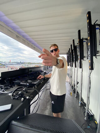 Wildcard-Gewinner Felix van Göns aka DJ Felix Caso beim Glücksgefühle Festival auf dem Hockenheimring.