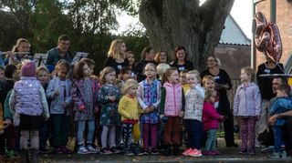 Beim Tag der offenen Tür haben die Kinder der Kita Kolbe in Bobstadt die Gäste mit einem Lied begrüßt.