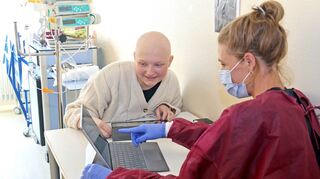 Oft gibt es in der Schule für Kranke Einzelunterricht im Patientenzimmer – hier Gymnasiallehrerin Tina Drißler mit der 16-jährigen Elftklässlerin Lena.