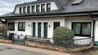 Verkauft: Das 1990 errichtete Wohnhaus der Familie von Boris Becker gehört jetzt einem Steuerberater aus Baden-Baden, der der Familie verbunden ist.