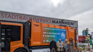 Freuen sich über das neue Fahrzeug (v.l.): Markus Roeingh, Christian Specht, Doris Wittneben und Alexandra Kriegel.