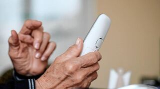Häufig sind es ältere Menschen, auf die es die Telefonbetrüger abgesehen haben. Immer öfter nutzen die Kriminellen auch WhatsApp und andere Dienste.