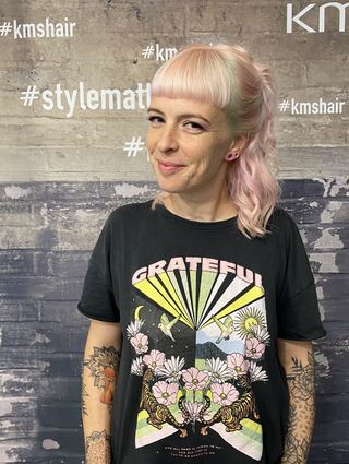 Enie Knapp bietet in ihrem Laden "Unisex" Haarschnitte unabhängig vom Geschlecht an.