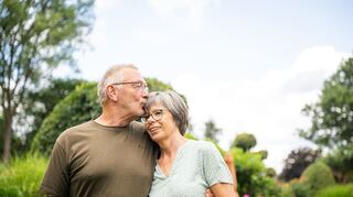 Auch wenn die Verliebtheit irgendwann nachlässt, können die Gefühle noch groß sein.