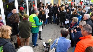 Vier kleine Messingquader, eingelassen in das Pflaster vor dem Haus Hauptstraße 88: Mit Stolpersteinen wird in Feudenheim an von Nationalsozialisten ermordete Juden gedacht.
