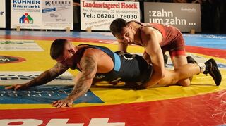 Sebastian Schmidt (in Rot) setzte sich im Freistil mit 9:0 gegen Etienne Wyrich durch.