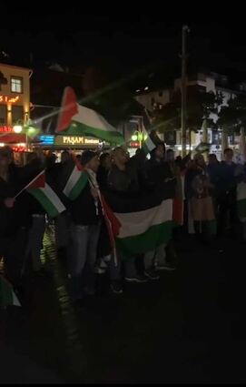 Machen Israel für den Raketenbeschuss verantwortlich: Pro-palästinensische Demonstranten auf dem Marktplatz.