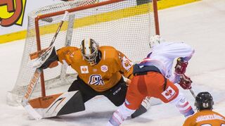 Gleich fällt das 2:1 für Mannheim. Kris Bennett überwindet hier Kosice-Torwart Dominick Riecick.