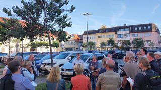 Der Königsplatz dient heute als Parkplatz und samstags ist hier Wocehenmarkt.