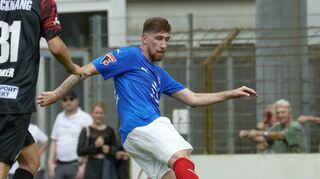 Hier ist Justin Neuner mit dem Fuß am Ball, gegen Gmünd traf der Angreifer zuletzt unmittelbar nach seiner Einwechslung mit dem Kopf.