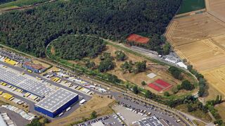 Die Galopprennbahn in Mannheim-Seckenheim aus der Luft.