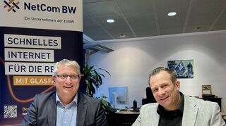 Bei der Vertragsunterzeichnung im November waren Jochen Schmid von der NetCom BW (l.) und Bürgermeister Achim Weitz noch optimistisch.