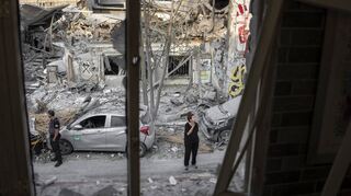 Von Raketen zerstörtes Haus in Tel Aviv: Die in normalen Zeiten pulsierende Metropole wird Opfer von Angriffen der Hamas aus dem Gazastreifen.