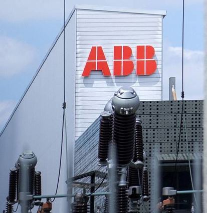 Das ABB-Logo an einem Firmengebäude in der Schweiz.
